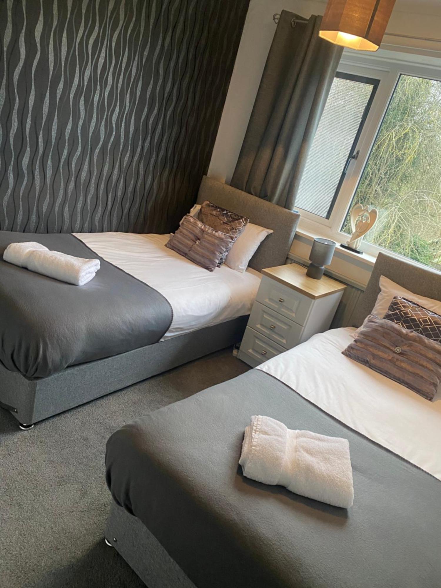 The Brook House - Spacious 3 Bed Home From Home In Burton Buitenkant foto