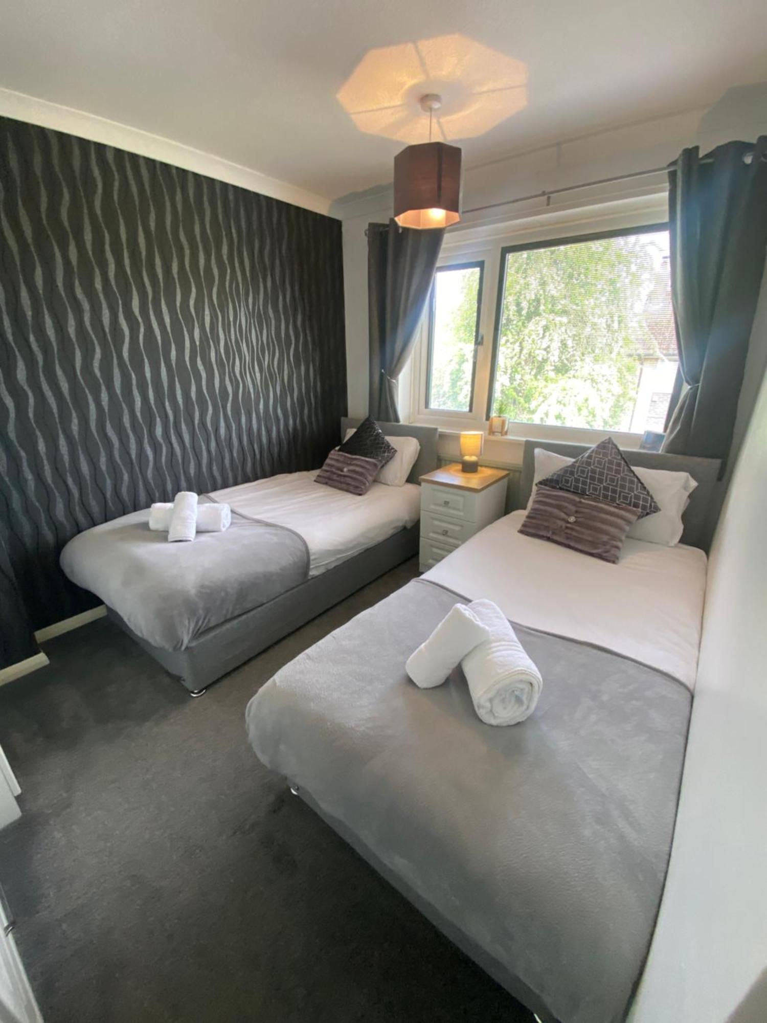 The Brook House - Spacious 3 Bed Home From Home In Burton Buitenkant foto