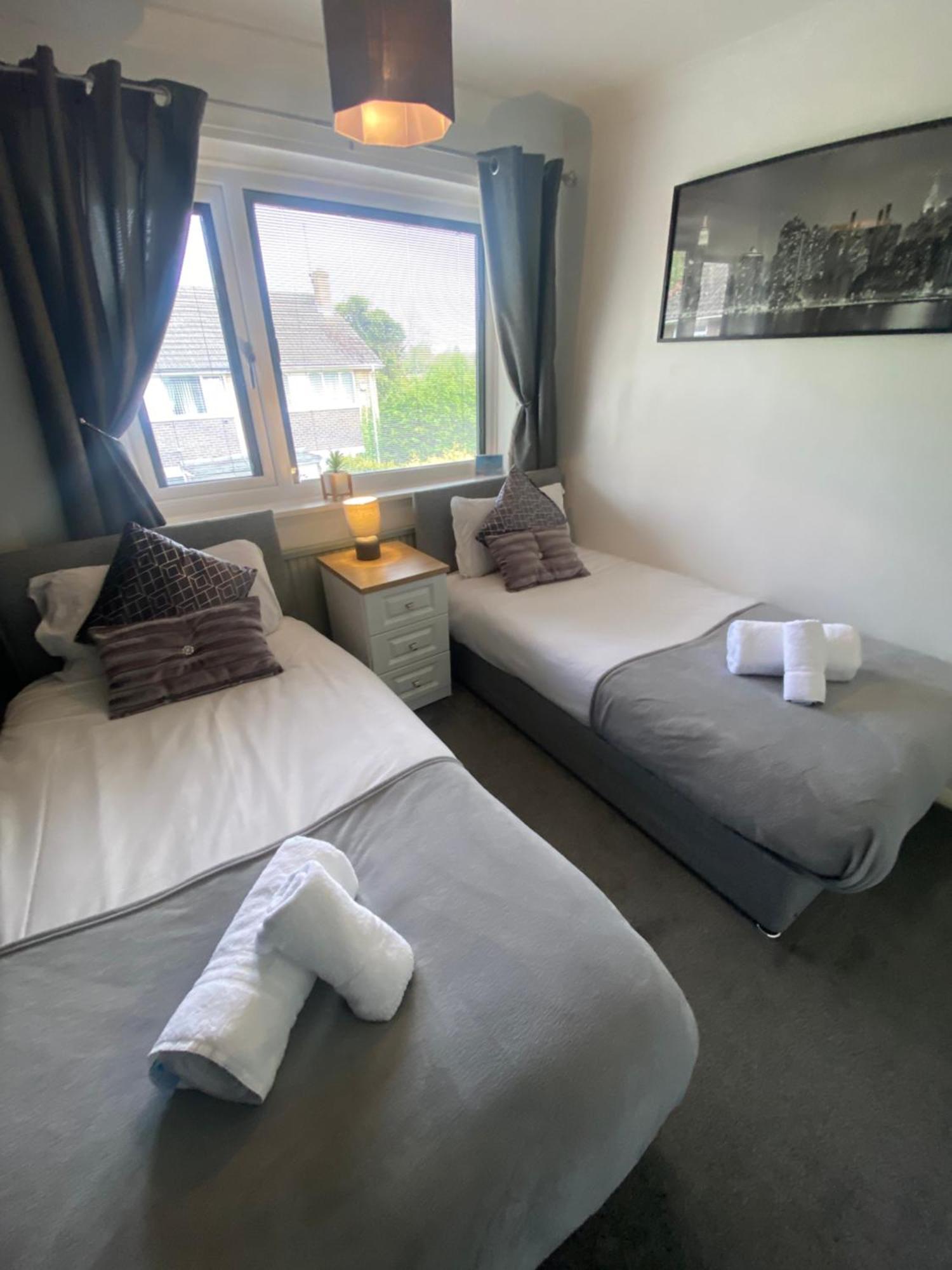 The Brook House - Spacious 3 Bed Home From Home In Burton Buitenkant foto