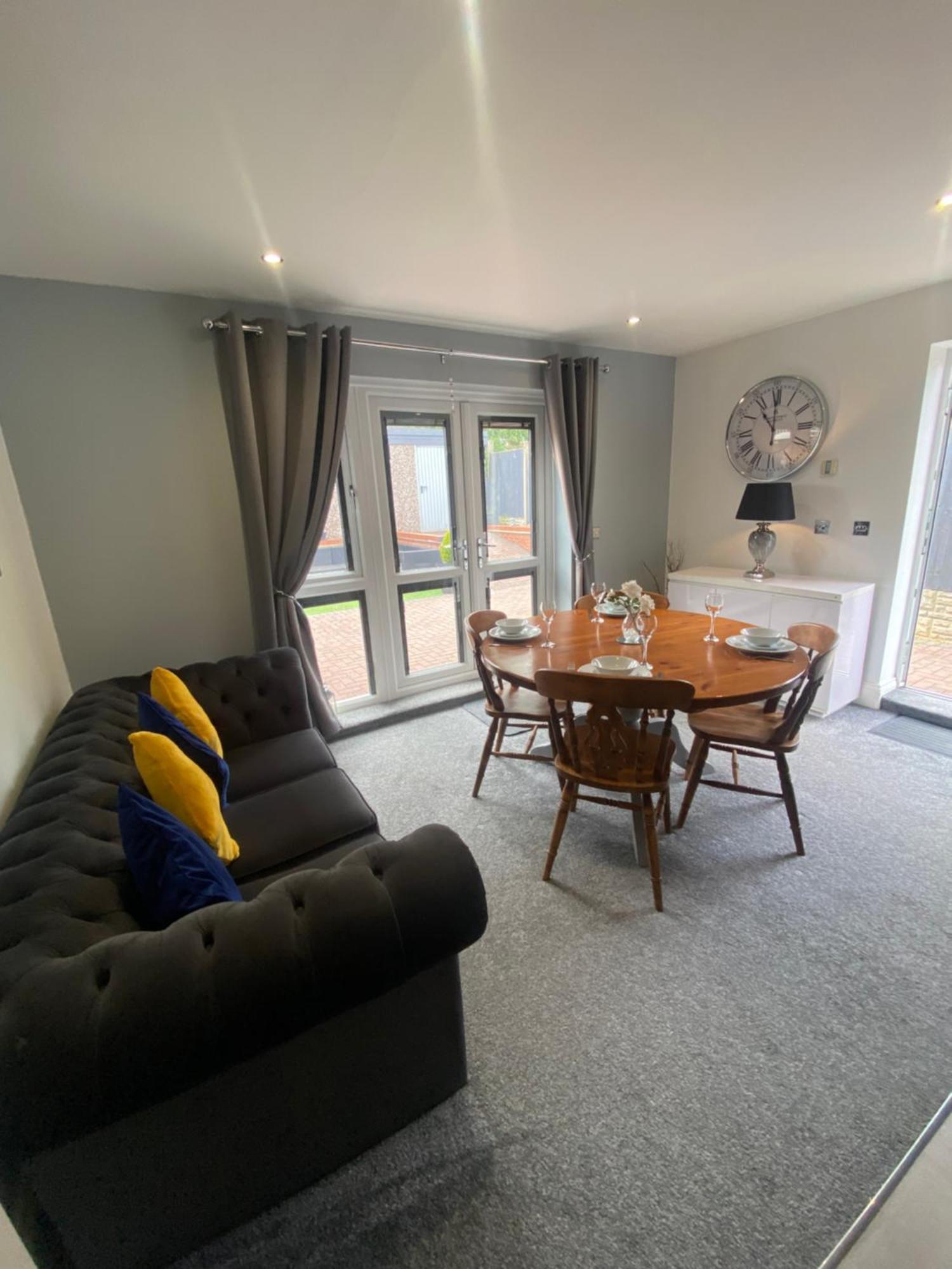 The Brook House - Spacious 3 Bed Home From Home In Burton Buitenkant foto